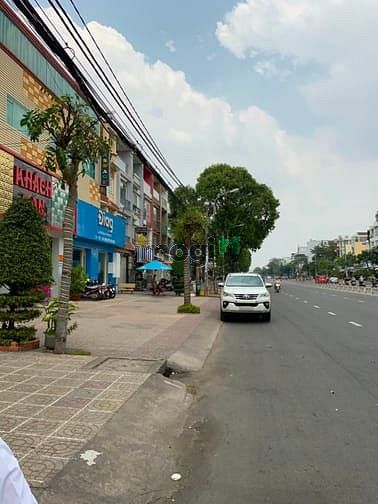 Hình ảnh Nhà mặt tiền KD đường Tên Lửa - 90m2
