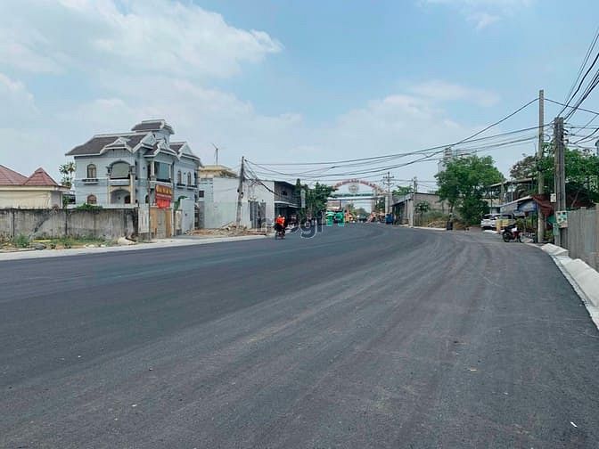 Hình ảnh Cần bán lô đất 100m nằm ngay chợ Hưng Long-Bình Chánh
