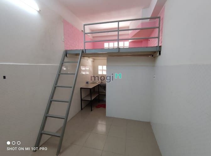 Hình ảnh Phòng có gác rộng cửa sổ thoáng, giá hat dẻ