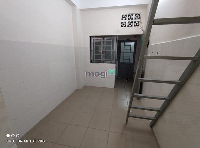 Hình ảnh Phòng có gác rộng cửa sổ thoáng, giá hat dẻ