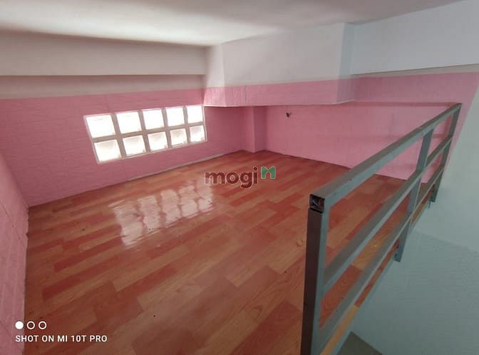Hình ảnh Phòng có gác rộng cửa sổ thoáng, giá hat dẻ