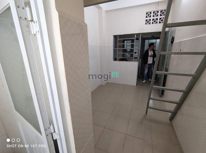 Hình ảnh Phòng có gác rộng cửa sổ thoáng, giá hat dẻ