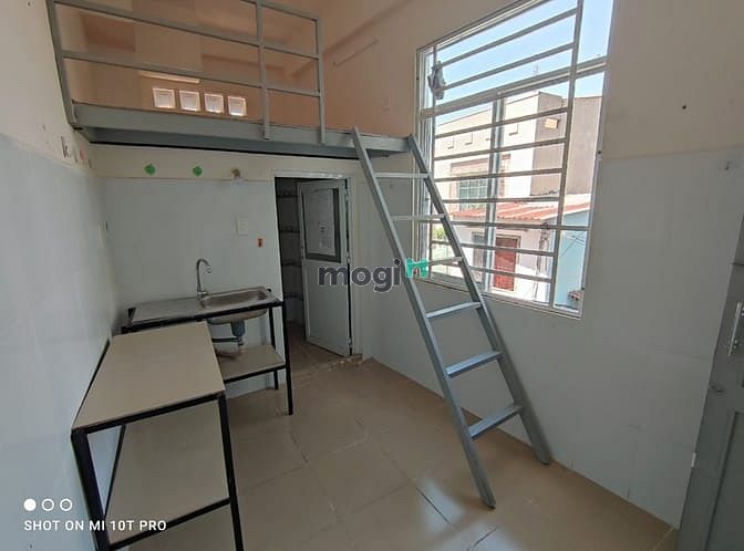 Hình ảnh Phòng có gác rộng cửa sổ thoáng, giá hat dẻ