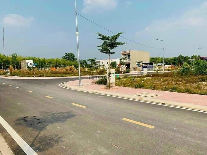Hình ảnh Đất ngợp chỉ 650tr cần ra gấp ngay chợ chánh lưu mặt tiền ĐT741