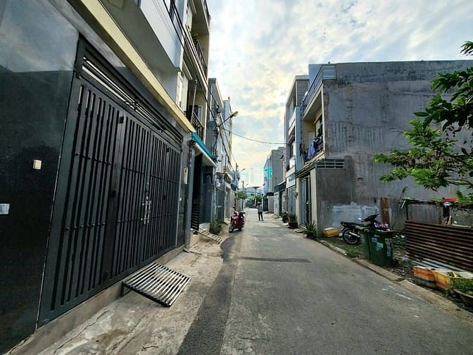 Hình ảnh Hàng hiếm! 80M2 hẻm thông 5m thông thoáng oto né nhau kdc đồng bộ.