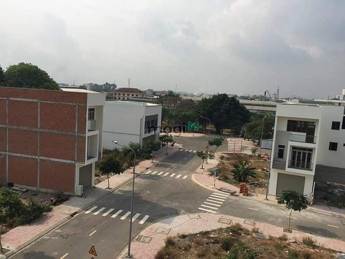Hình ảnh Cần ra căn nhà phố 1 trệt , 2 lầu,