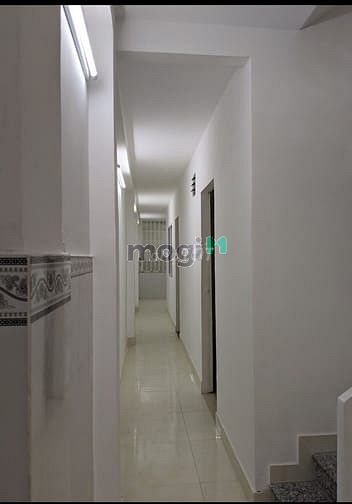 Hình ảnh HXT 1/ Binh long Nhà gồm 1 trệt, 2 lầu. 5 phòng ngủ