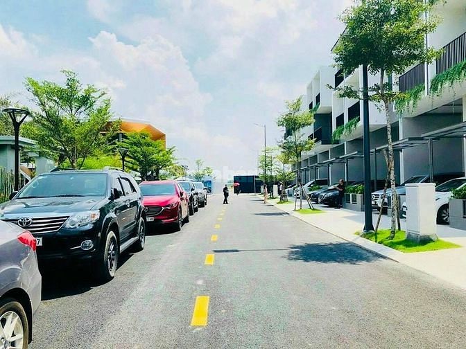 Hình ảnh Nhà phố biệt lập duy nhất tại Bình Dương 1 trệt 2 lầu. Giá 4,6 Tỷ/Căn