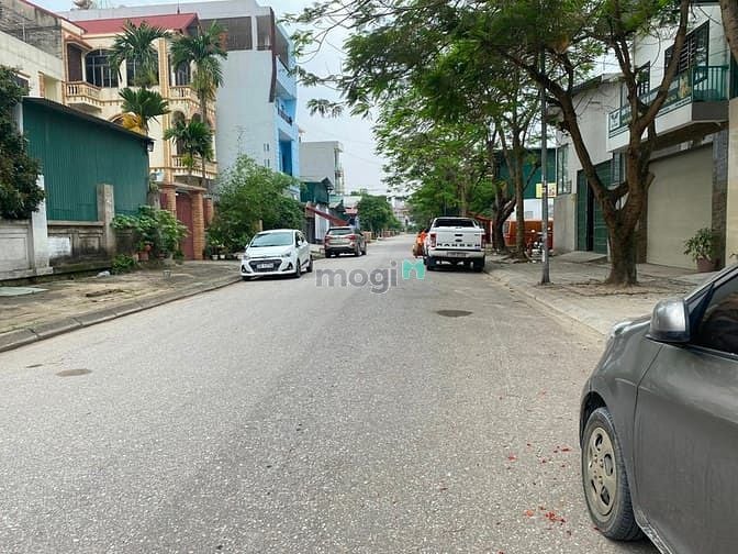 Hình ảnh Bán đất đấu giá A1 Cự Khối, mặt trục đường chính