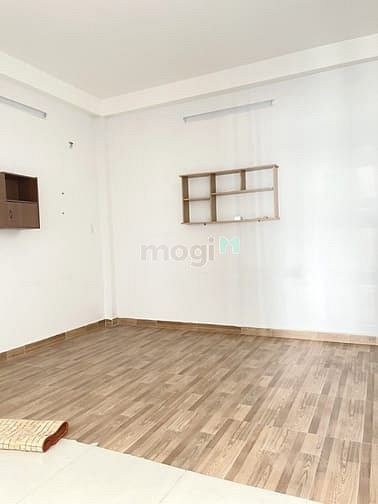 Hình ảnh Nhà lửng, 2 lầu, hẽm 585 Huỳnh Tấn Phát Q7