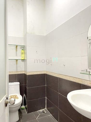 Hình ảnh Nhà lửng, 2 lầu, hẽm 585 Huỳnh Tấn Phát Q7