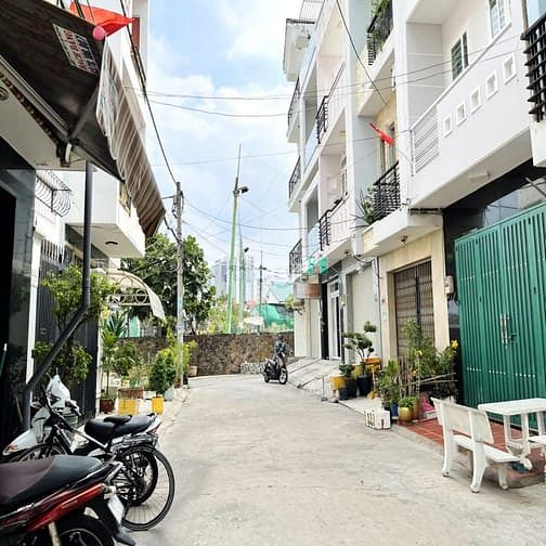 Hình ảnh Nhà lửng, 2 lầu, hẽm 585 Huỳnh Tấn Phát Q7