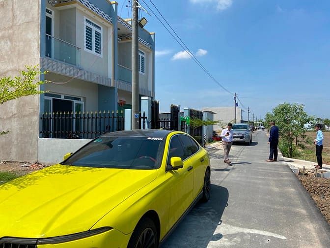 Hình ảnh 𝘽𝙖́𝙣 𝙜𝙖̂́𝙥 nền đất 𝙣𝙤̛̉ 𝙝𝙖̣̂𝙪 130m2, Vietcombank cho vay.