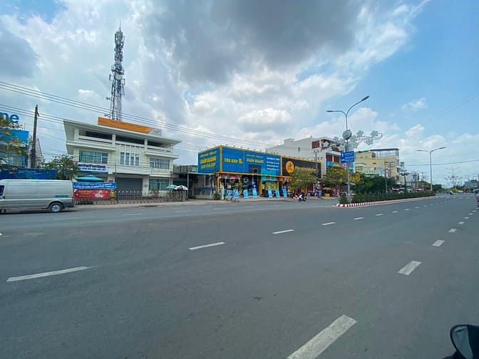 Hình ảnh 𝘽𝙖́𝙣 𝙜𝙖̂́𝙥 nền đất 𝙣𝙤̛̉ 𝙝𝙖̣̂𝙪 130m2, Vietcombank cho vay.