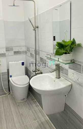 Hình ảnh Cho thuê nhà 463B Cách Mạng Tháng 8, Phường 13, Quận 10 - DTSD 250m2.