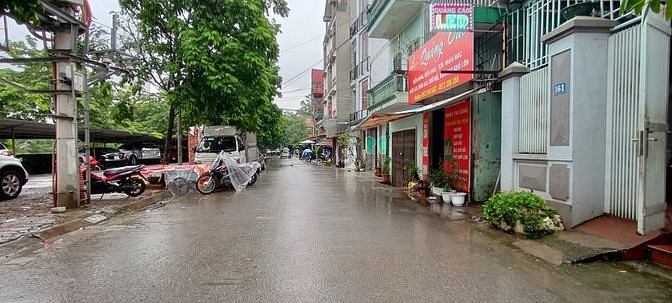 Hình ảnh Mặt phố Ngô Thi Sỹ Làng Lụa Hà Đông, ô tô đỗ cửa.
