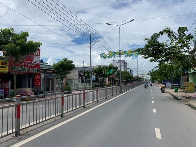Hình ảnh Đất mặt tiền lớn DT826, cạnh chợ, thổ cư 100%, giá 1,190 tỷ bao hết.