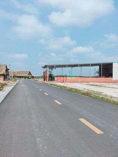 Hình ảnh Cần sang 1 cặp liền kề sát cổng số 4 KCN BECAMEX dân cư đông