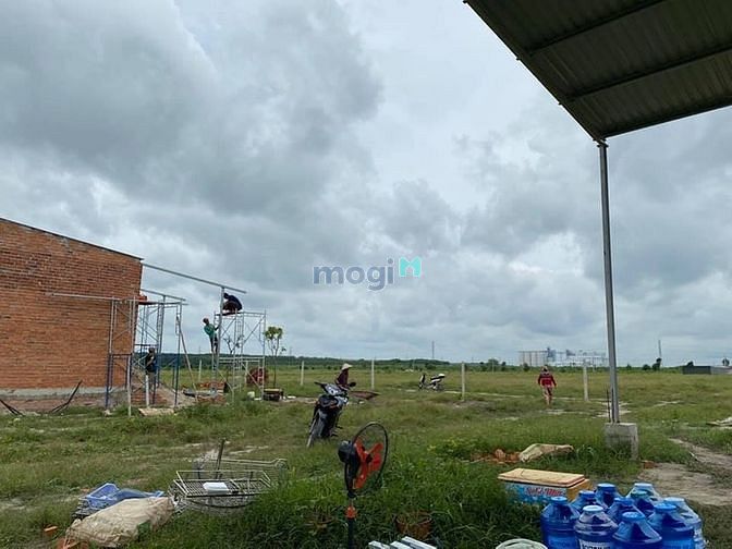Hình ảnh Cần sang 1 cặp liền kề sát cổng số 4 KCN BECAMEX dân cư đông