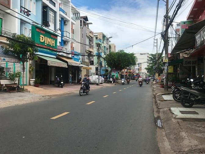 Hình ảnh Nhà cho thuê MT đường Tên Lửa , buôn bán tấp nập