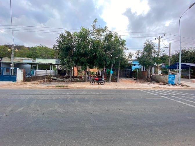 Hình ảnh MT đường Lạc Long Quân, xã Tiến Thành. Cách novaworld Phan Thiết 500m