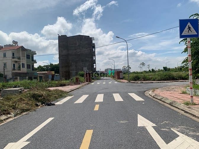 Hình ảnh Bán gấp lô GIÁP GÓC đất đấu giá Cự Khối dãy TT4, rẻ vô địch