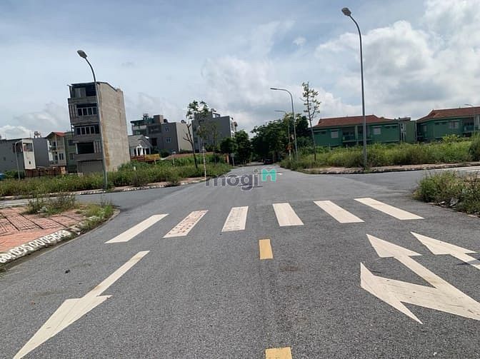 Hình ảnh Bán gấp lô GIÁP GÓC đất đấu giá Cự Khối dãy TT4, rẻ vô địch