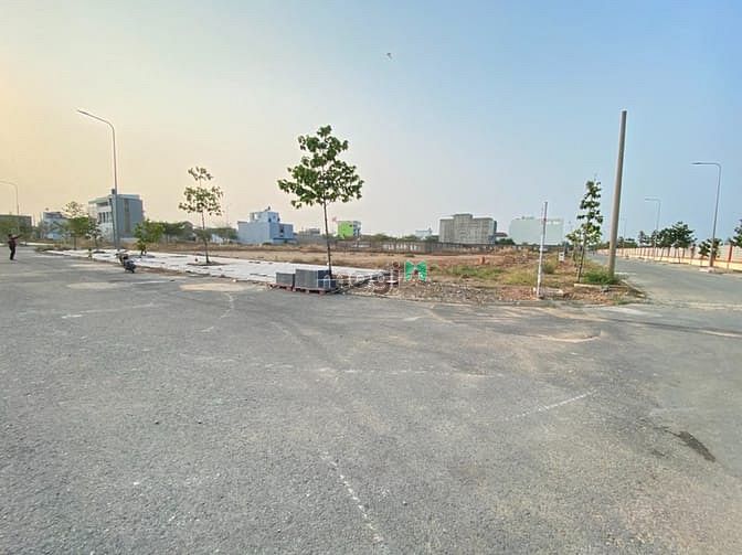 Hình ảnh Bán lô Biệt thự 175m2 mặt tiền đường Trần Văn Giàu, gần TÊn Lửa