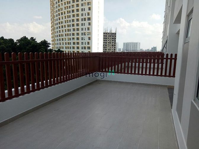 Hình ảnh Cho thuê căn 3PN C/c Luxgarden Q7, có sân vườn, view sông.