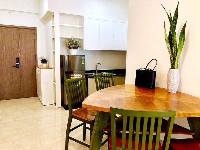 Hình ảnh Cho thuê căn 2PN C/c Luxgarden. Dt 77m2. Tầng cao, có đủ đồ nội thất.