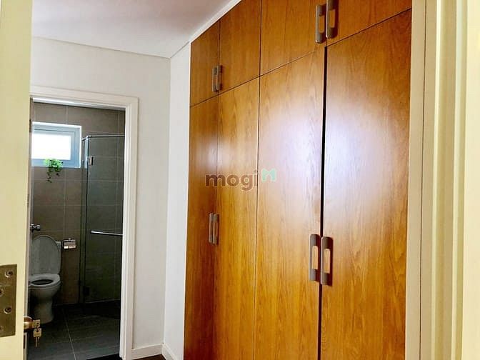 Hình ảnh Cho thuê căn 2PN C/c Luxgarden. Dt 77m2. Tầng cao, có đủ đồ nội thất.