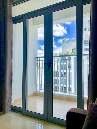 Hình ảnh Cho thuê căn 2PN C/c Luxgarden. Dt 77m2. Tầng cao, có đủ đồ nội thất.