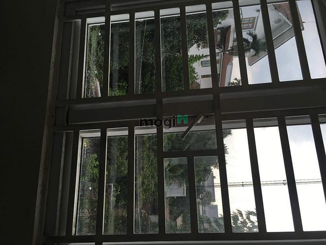 Hình ảnh Nhà kề siêu đô thị VẠN PHÚC, sân oto, vườn ở trước