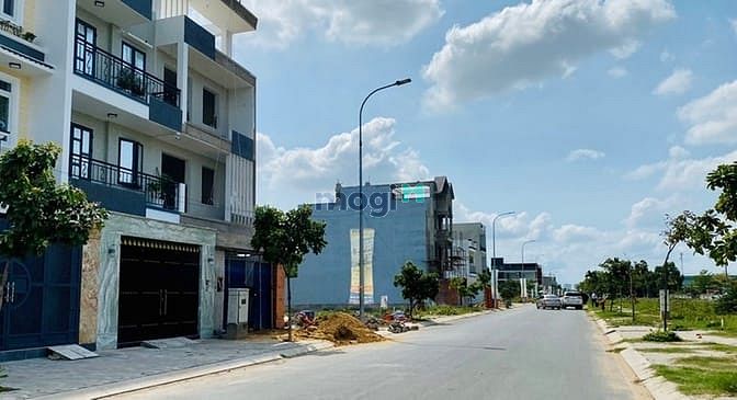 Hình ảnh Bán đất nền lọt khe đường nhựa lớn gần tên lửa sổ hồng riêng