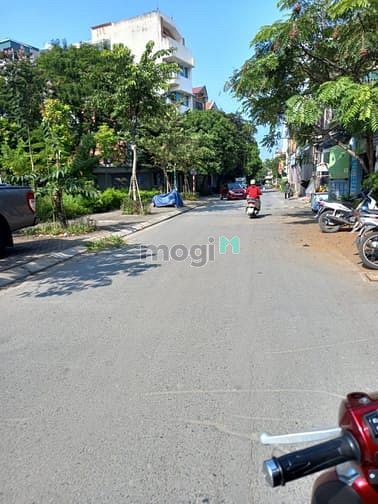 Hình ảnh Bán đất xóm Lò -Thanh Am , ngõ thông ô tô 7 chỗ vào
