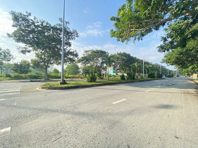 Hình ảnh Bán lô Biệt thự 175m2 mặt tiền đường Trần Văn Giàu, gần TÊn Lửa