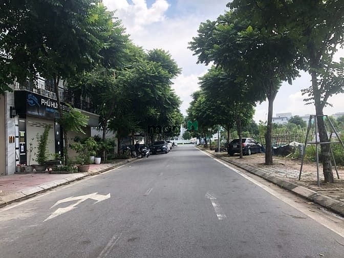 Hình ảnh Bán đất đấu giá Lệ Mật cổng vào Vin Harmony siêu đẹp, đất 2 mặt đường,