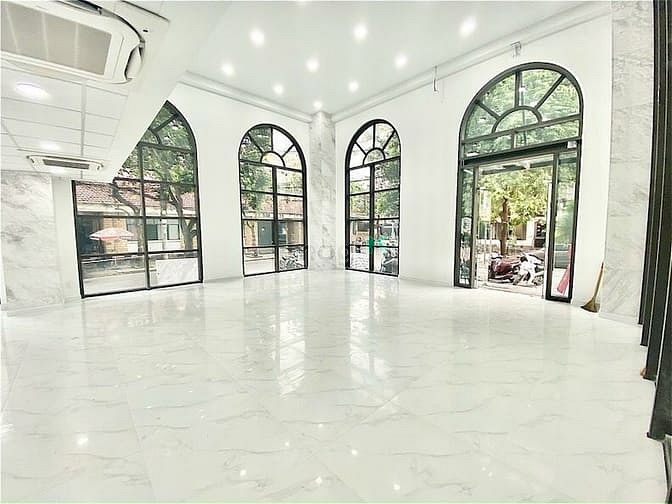 Hình ảnh Cho thuê tòa nhà 12m mặt tiền mới 100%