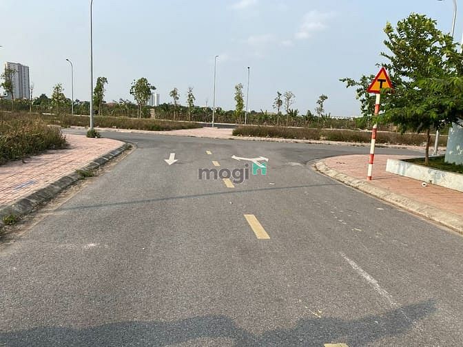 Hình ảnh Bán đất đấu giá Cự Khối, dãy TT8, 2 mặt thoáng, gần sát căn góc