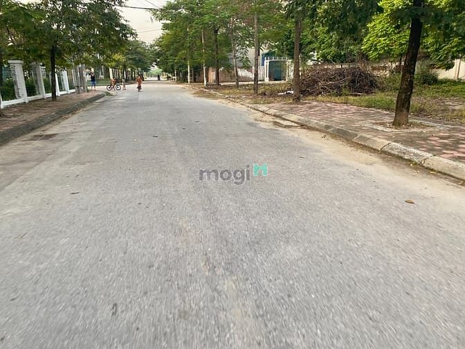 Hình ảnh Bán đất đấu giá Cự Khối, căn 2 mặt thoáng, đường 13m cả vỉa hè