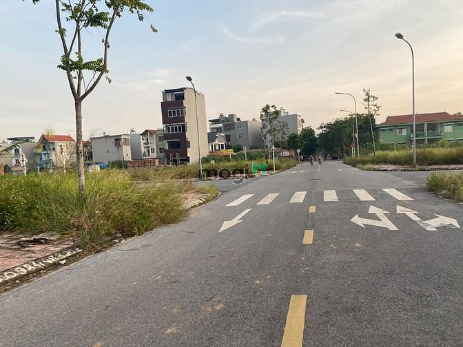 Hình ảnh Bán đất đấu giá Cự Khối, căn 2 mặt thoáng, đường 13m cả vỉa hè