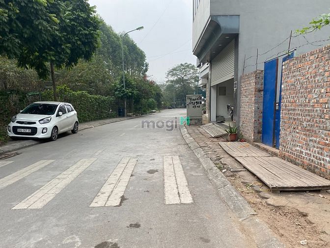 Hình ảnh Bán đất đấu giá A1 Cự Khối, 65,2m view sân nhà văn hóa giá 78tr/m