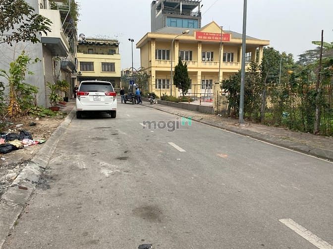 Hình ảnh Bán đất đấu giá A1 Cự Khối, 65,2m view sân nhà văn hóa giá 78tr/m