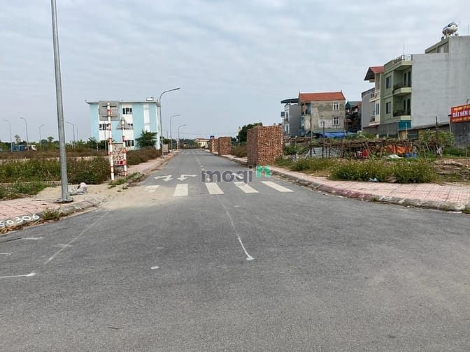 Hình ảnh Bán đất đấu giá Cự Khối, 2 mặt đường, nhìn ra sân nhà văn hóa