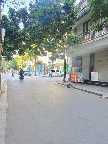 Hình ảnh Mặt phố Hoàng Ngọc Phách áp mặt 2 mặt phố  Vỉa hè rộng 7m.