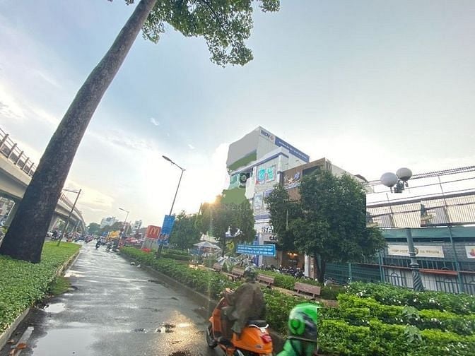 Hình ảnh Cho thuê nhà MT ngang 16m Phan Xích Long, P. 2, Quận Phú Nhuận