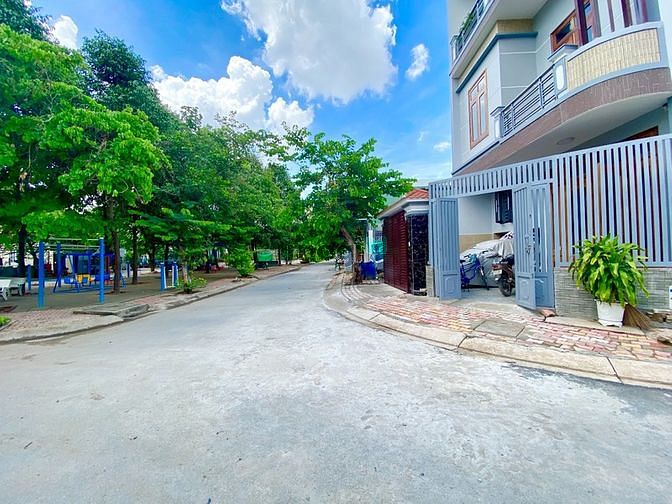Hình ảnh Giáp SG đất vị trí đẹp, đường nhựa 6m.Gần bờ sông