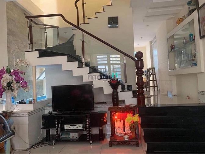 Hình ảnh Bán nhà đường Lý Phục Man, Bình Thuận,q7