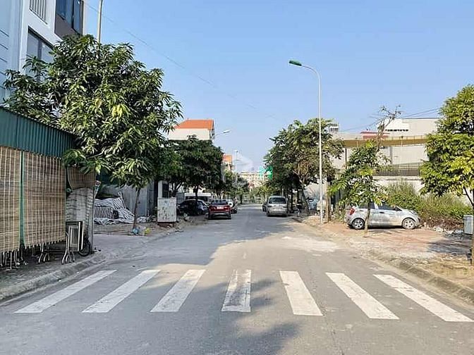 Hình ảnh Cô ruột nhờ bán giúp 176m2 đất mặt phố Chính Trung- Trâu Quỳ,giá nét