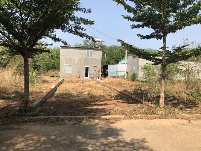 Hình ảnh Bán 100m2 đất sổ riêng sát Quốc Lộ 13 dân đông kín